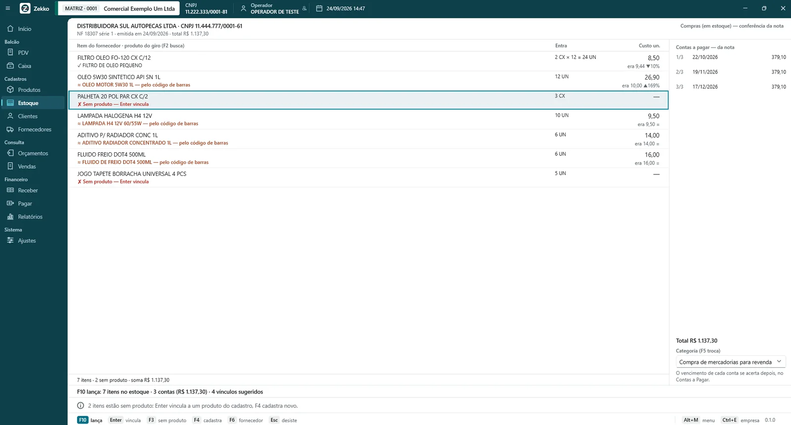 Conferência de uma nota de compra lida pelo XML, com os itens do fornecedor ligados aos produtos do cadastro e as três parcelas a pagar ao lado.